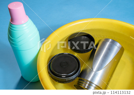 キッチン用漂白剤の中に漬け込まれる漂白除菌中の水筒 114113132
