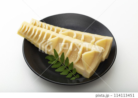 黒い皿に乗ったタケノコ　白バック 114113451