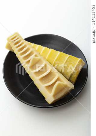 黒い皿に乗ったタケノコ　白バック 114113455