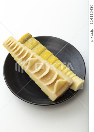 黒い皿に乗ったタケノコ　白バック 114113456