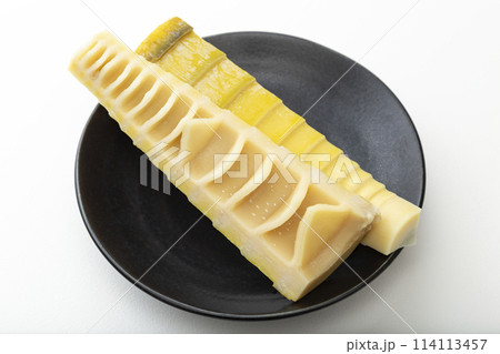 黒い皿に乗ったタケノコ　白バック 114113457