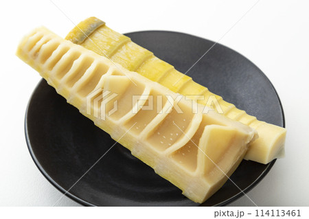 黒い皿に乗ったタケノコ　白バック 114113461