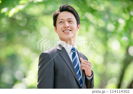 ミドル男性　ビジネス　新緑 114114302