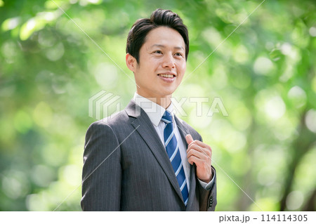 ミドル男性 ビジネス 新緑 ミドル男性 ビジネス 新緑 114114305