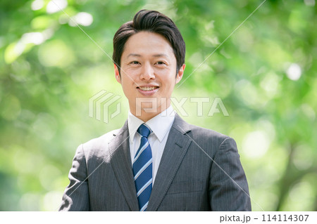 ミドル男性 ビジネス 新緑 ミドル男性 ビジネス 新緑 114114307