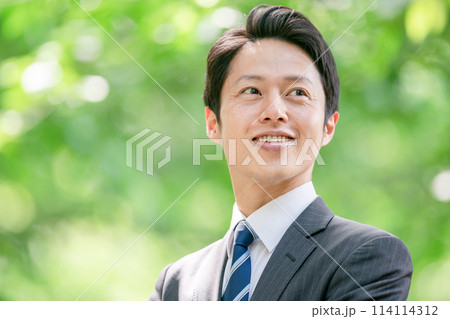 ミドル男性 ビジネス 新緑 ミドル男性 ビジネス 新緑 114114312