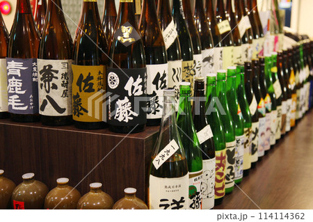 居酒屋のカウンターに並んだ日本酒の瓶 居酒屋のカウンターに並んだ日本酒の瓶 114114362