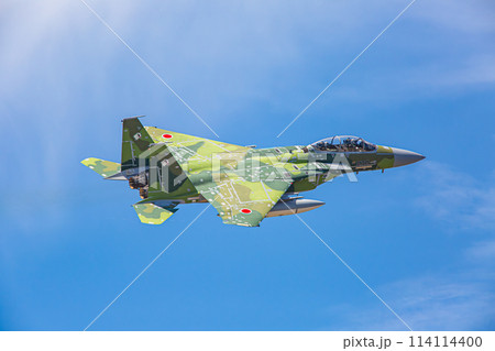 大空を飛ぶF-15戦闘機（アグレッサー） 114114400