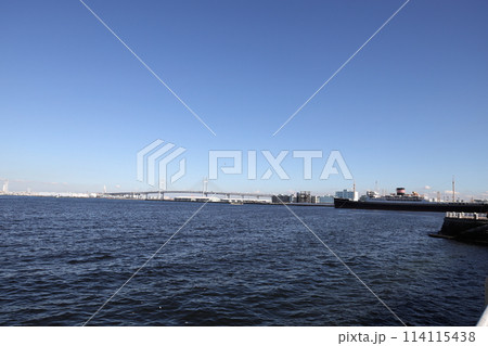 山下公園から眺める氷川丸と横浜ベイブリッジ 114115438