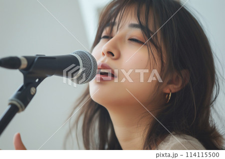 歌の練習をする・ボイストレーニングをする女性 歌の練習をする・ボイストレーニングをする女性 114115500