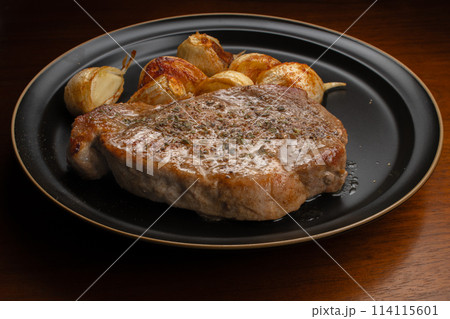 ポークステーキ ソテー にんにく 俯瞰 ポークステーキ ソテー にんにく 俯瞰 114115601