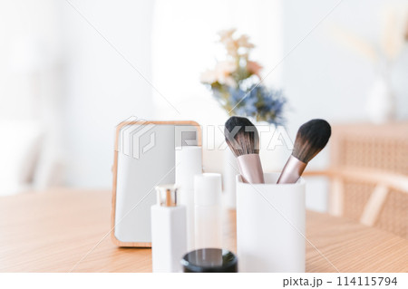 Photographs of symbolic and meaningful scenes 114115794