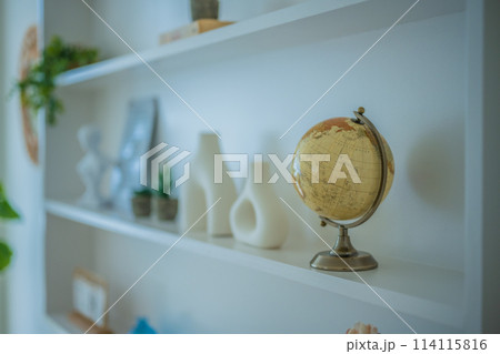 インテリアの雑貨などが置かれている 114115816