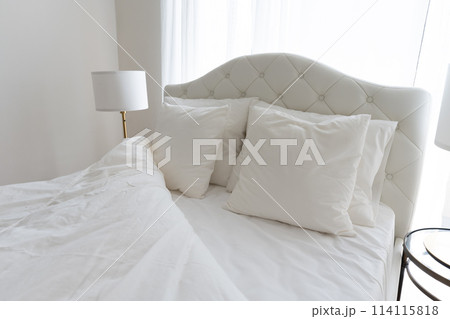明る部屋の白いベッド 114115818