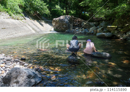夏休みに川遊びをする子どもたち 夏休みに川遊びをする子どもたち 114115890