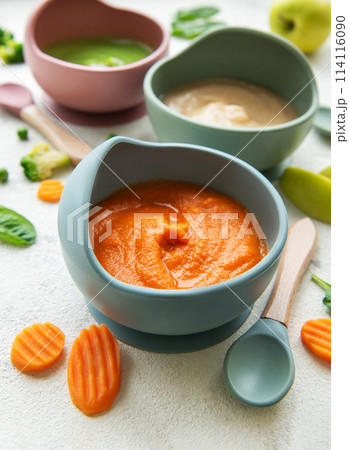 Healthy baby food in bowls 114116090