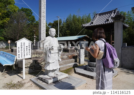 愛媛　お遍路　国分寺　お参りする女性 114116125