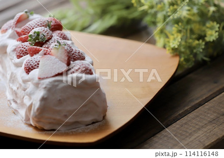 米粉を使ったイチゴクリームの手作りロールケーキ 米粉を使ったイチゴクリームの手作りロールケーキ 114116148
