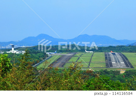 【香川県】高山航空公園から見た快晴の高松空港の滑走路 【香川県】高山航空公園から見た快晴の高松空港の滑走路 114116584