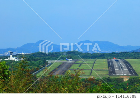 【香川県】高山航空公園から見た快晴の高松空港の滑走路 【香川県】高山航空公園から見た快晴の高松空港の滑走路 114116589