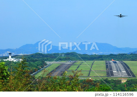 【香川県】高山航空公園から見た快晴の高松空港の滑走路 【香川県】高山航空公園から見た快晴の高松空港の滑走路 114116596