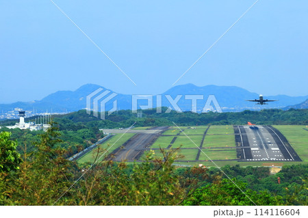 【香川県】高山航空公園から見た快晴の高松空港の滑走路 114116604