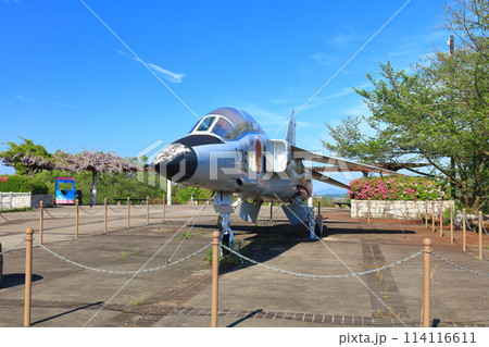 【香川県】晴天の高山航空公園の超音速高等練習機 114116611