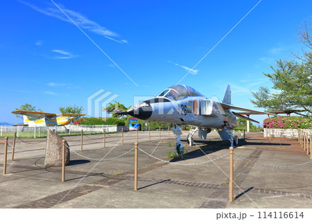 【香川県】晴天の高山航空公園の超音速高等練習機 114116614