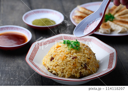中華料理 炒飯と餃子 タレと抹茶塩 中華料理 炒飯と餃子 タレと抹茶塩 114118207