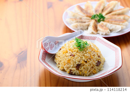 中華料理 炒飯と餃子 114118214