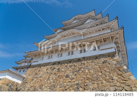 兵庫県姫路市 本丸から見上げる姫路城の大天守 兵庫県姫路市 本丸から見上げる姫路城の大天守 114118485