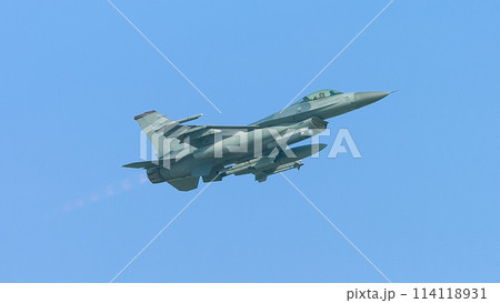 アメリカ空軍F-16ファイティングファルコン上昇 114118931