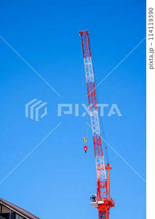 ビル建設の資材を運ぶクレーン|都市開発イメージ|工事イメージ ビル建設の資材を運ぶクレーン|都市開発イメージ|工事イメージ 114119390
