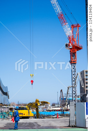 ビル建設の資材を運ぶクレーン|都市開発イメージ|工事イメージ|石川県小松市|北陸新幹線小松駅前 ビル建設の資材を運ぶクレーン|都市開発イメージ|工事イメージ|石川県小松市|北陸新幹線小松駅前 114119404