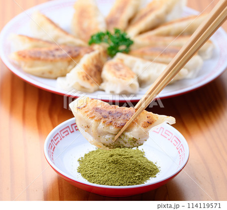 餃子に塩(抹茶塩)をつける 餃子に塩(抹茶塩)をつける 114119571