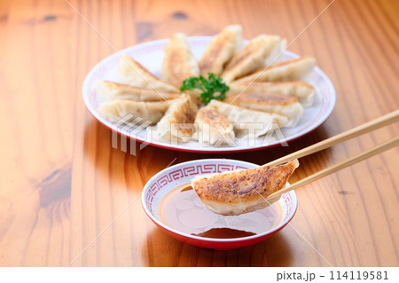 餃子をタレにつける 餃子をタレにつける 114119581