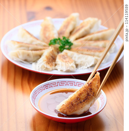 餃子をタレにつける 餃子をタレにつける 114119589