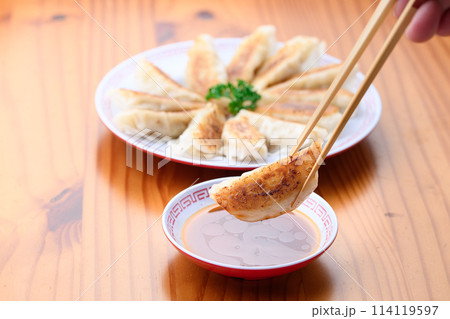 餃子をタレにつける 114119597