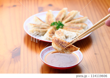 餃子をタレにつける 114119606