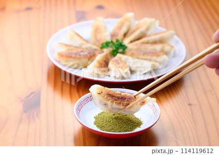 餃子に塩(抹茶塩)をつける 餃子に塩(抹茶塩)をつける 114119612