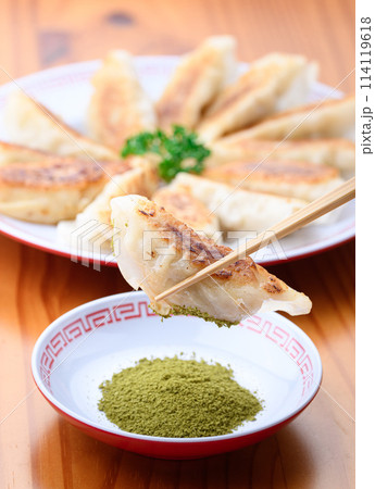 餃子に抹茶塩でいただく 餃子に抹茶塩でいただく 114119618