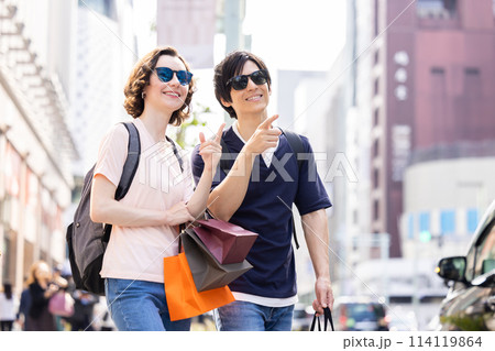 インバウンド 東京の街で買い物を楽しむ外国人 インバウンド 東京の街で買い物を楽しむ外国人 114119864