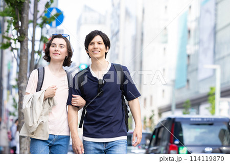 インバウンド 東京の街を散策する外国人 インバウンド 東京の街を散策する外国人 114119870