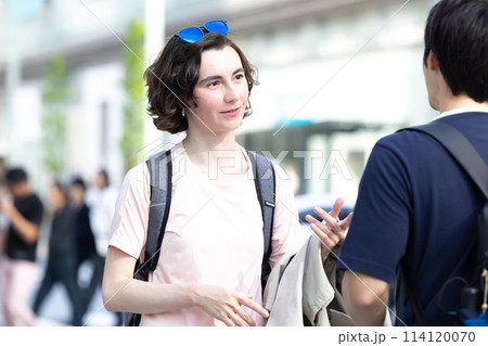 インバウンド　東京の街を散策する外国人 114120070