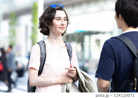 インバウンド　東京の街を散策する外国人 114120071