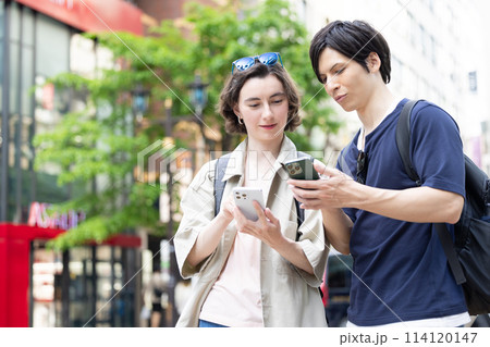 インバウンド スマホを見ながら東京の街を散策する外国人 インバウンド スマホを見ながら東京の街を散策する外国人 114120147