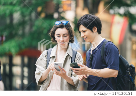 インバウンド スマホを見ながら東京の街を散策する外国人 インバウンド スマホを見ながら東京の街を散策する外国人 114120151