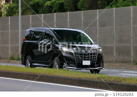 走行中のミニバン 走行中のミニバン 114120283