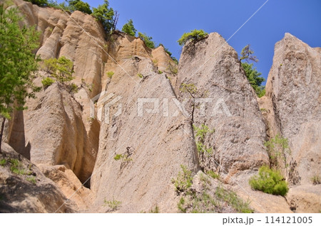 圧巻絶壁の岩肌の鴻ノ巣 114121005