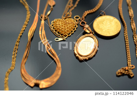 黒バックの沢山の金のネックレス 黒バックの沢山の金のネックレス 114122046